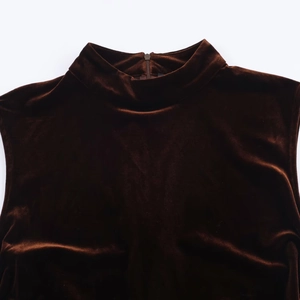 Robe en velours marron foncé avec col montant et fermeture éclair invisible
