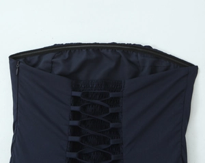 Dettaglio retro dell'abito con punto smock elastico, lacci e silicone antiscivolo