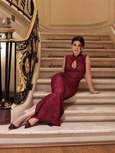 Robe de soirée élégante en dentelle bordeaux sans manches avec design ajouré sur mannequin