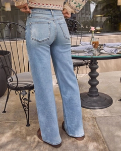 Achterkant detail van lichtblauwe jeans met hoge taille en symmetrische achterzakken