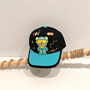 Détail de l'imprimé ours astronaute sur une casquette de baseball bicolore pour enfants