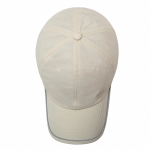 Casquette de sport beige respirante avec bord réfléchissant et évents découpés au laser