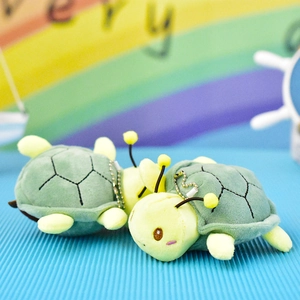 Detailweergave van schattige pluche schildpad-bij bedeltjes met zachte textuur en kettinkje