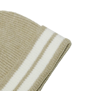 Gros plan détaillé montrant la texture en maille côtelée et le tissu doux à rayures beige