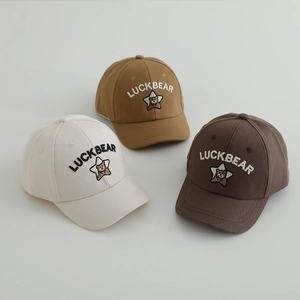 Trois casquettes en coton pour bébés avec broderie Luckbear dans des couleurs neutres