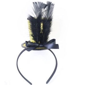 Dettaglio cerchietto con mini cappello dorato glitterato con piume nere e fiocco di raso