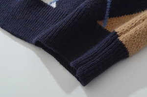 Makroaufnahme des dunkelblauen Strickpullovers mit Textur und gerippten Ärmelbündchen