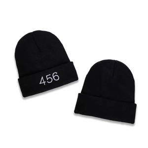 Berretti neri in maglia con ricamo 456 bianco per calore e stile invernale