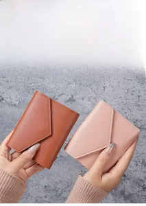 Detailansicht der rosa und orangefarbenen Ledergeldbörsen mit hochwertigen Nähten und Textur