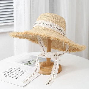 Chapeau en paille de style Lafite avec bords effilochés et ruban dentelle fleuri