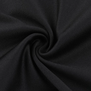 Gros plan sur la dentelle noire et la texture en maille d'une robe à épaules nues