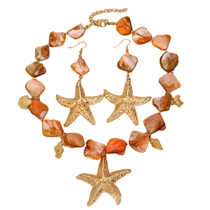Set boho con collana a stella marina dorata e orecchini con perle di conchiglia rosa
