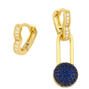 Asymmetrische goldene Ohrringe mit blauen Herz-Edelsteinen und Zirkonia Kugelanhängern
