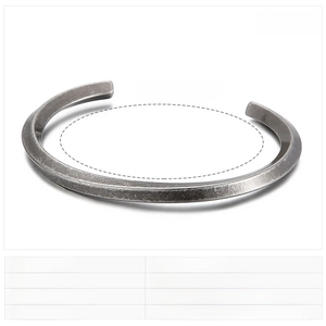 Vue détaillée du bracelet jonc vintage en acier inoxydable avec texture en métal brossé