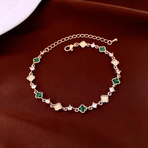 Elegante bracciale placcato oro con quadrifoglio verde e dettagli in zircone
