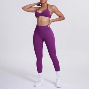 Dettaglio del completo sportivo viola con reggiseno a vogatore e leggings a vita alta