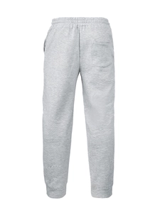 Dettaglio dei pantaloni jogger grigio chiaro con trama a nido d'ape e tasca posteriore