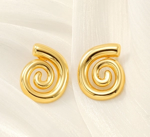 Vista dettagliata degli orecchini a spirale placcati in oro 18K su fondo in seta bianca