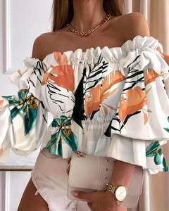 Detail der schulterfreien Blumenbluse mit tropischem Print und plissierten Puffärmeln