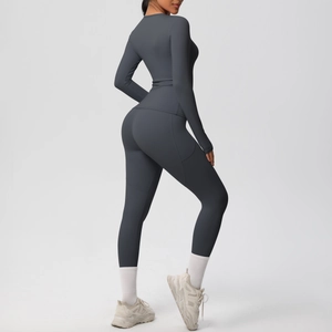 Vue détaillée du dos d'un ensemble de yoga gris anthracite à manches longues et legging