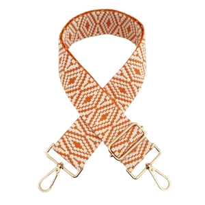 Détail de la bandoulière réglable à motif losange orange et blanc avec crochets dorés
