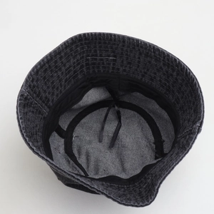 Vue intérieure du bob en denim foncé avec cordon de serrage réglable et coutures