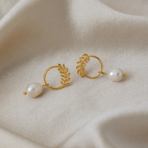 Détails macro de boucles d'oreilles épi de blé plaquées or 18K avec perles d'eau douce
