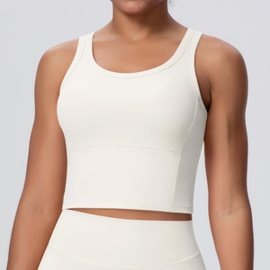 Nahaufnahme von cremefarbenem Yoga-Sport-BH mit Racerback-Design und gebürstetem Stoff