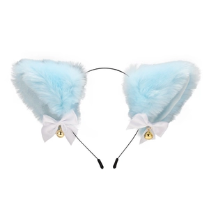 Détail de serre-tête oreilles de chat en peluche bleu clair avec rubans et grelots