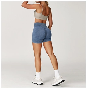 Vue détaillée du short de yoga sans couture taille haute à effet froncé en bleu délavé