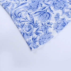 Détail du tissu floral bleu et blanc avec une élégante texture de motif toile de jouy