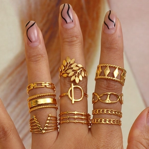 Set of 18K gold plated geometric rings for women featuring leaf and chain link designs