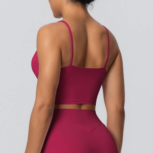 Vue arrière du soutien-gorge de sport rouge vin à fines bretelles et legging assorti