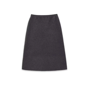 Gonna in maglia grigio scuro a trapezio, vista piatta con dettagli del tessuto su bianco