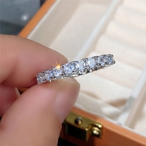 Makroaufnahme von Silber-Eternity-Ring mit Details zur Vollbesetzung mit Zirkon-Steinen