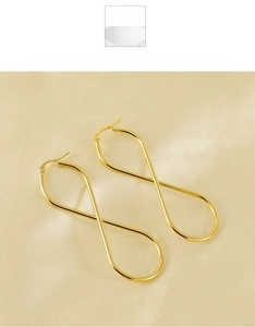 Gros plan de boucles d'oreilles en acier inoxydable doré 18K en forme de huit