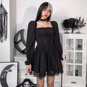 Vestido gótico negro con mangas abullonadas, escote cuadrado, encaje y cordones en cintura