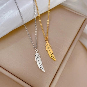 Collier pendentif plume minimaliste en or et argent avec chaîne à maillons élégante