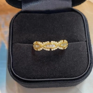 Exquisito anillo de oro de 18K con diamantes de talla esmeralda en caja de terciopelo