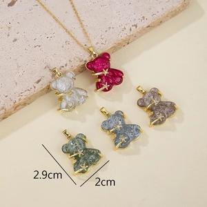 Colliers pendentifs ours colorés avec bordure dorée en cinq couleurs, 2,9cm x 2cm
