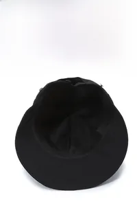 Vue détaillée de la doublure respirante et des coutures renforcées d'un chapeau de soleil noir