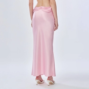 Jupe longue sirène en satin rose avec détails froncés au dos et fini brillant