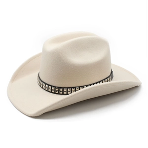 Cappello da cowboy in feltro crema con cinturino in pelle borchiato e corona classica