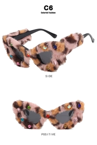 Dettaglio occhiali da sole cat-eye con bordo in pelliccia leopardata e strass colorati
