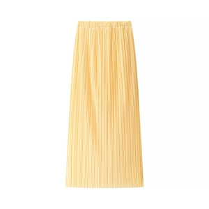 Détail d'une jupe longue plissée jaune clair avec taille haute élastique et tissu léger