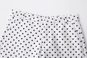 Dettaglio dei pantaloncini bianchi a pois neri che mostra la vita e la trama del tessuto