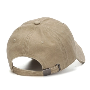 Dettaglio della fibbia in metallo e trama vintage sulla cuffia da baseball NYC kaki