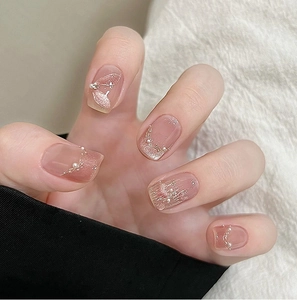 Gros plan sur ongles cat eye rose avec détails perles et motifs d'oreilles de chat