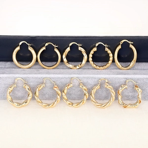 Detailset aus zehn goldenen Creolen mit verschiedenen strukturierten und polierten Designs