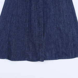 Detailansicht des dunkelblauen Denim-Kleidsaums mit verstärkten vertikalen Nähten und Texturen